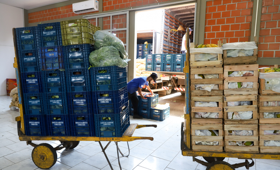 A Ceasa de Curitiba envia nesta quarta-feira (11) 12 toneladas de alimentos para Rio Negro e União da Vitória, cidades atingidas pelas chuvas e cheias nos rios no último final de semana.