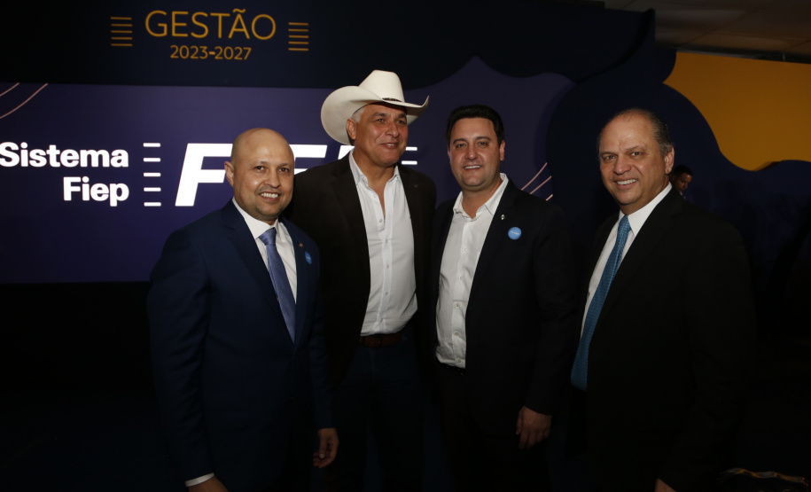 O governador Carlos Massa Ratinho Junior participou nesta segunda-feira (23) da posse do novo presidente da Federação das Indústrias do Paraná (Fiep), Edson Vasconcelos.