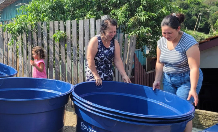 Moradores comemoram doação de caixas d'água em Arapoti e Carambeí