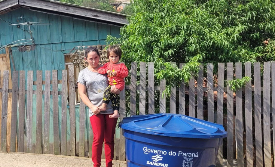Moradores comemoram doação de caixas d'água em Arapoti e Carambeí