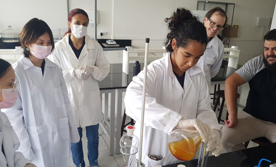 Alunos da rede estadual desenvolvem projeto que transforma óleo de cozinha em biocombustível