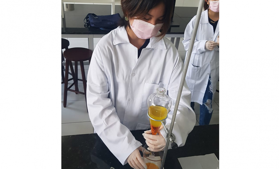 Alunos da rede estadual desenvolvem projeto que transforma óleo de cozinha em biocombustível