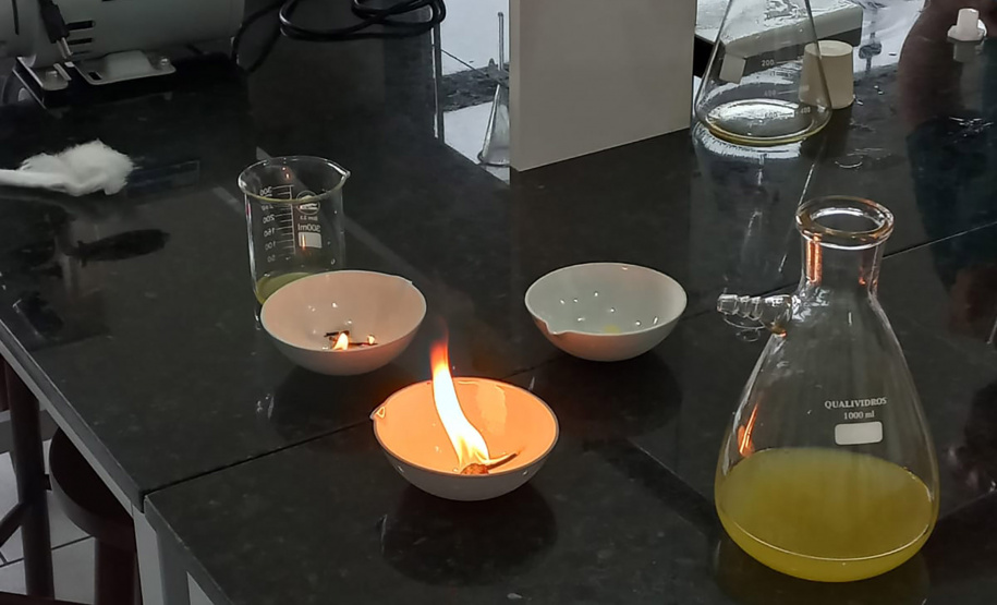 Alunos da rede estadual desenvolvem projeto que transforma óleo de cozinha em biocombustível