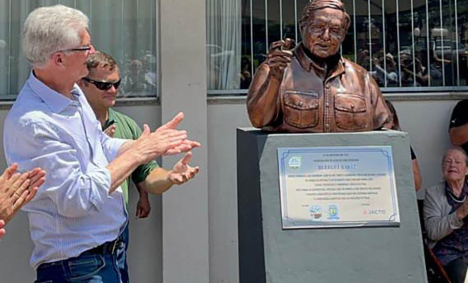 Dia Nacional do Plantio Direto, em Rolândia, com inauguração de busto de Herbert Bartz.