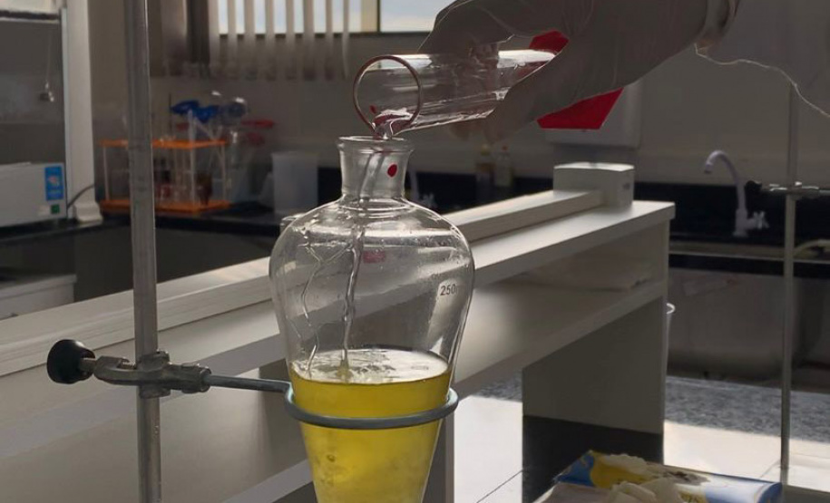 Alunos da rede estadual desenvolvem projeto que transforma óleo de cozinha em biocombustível