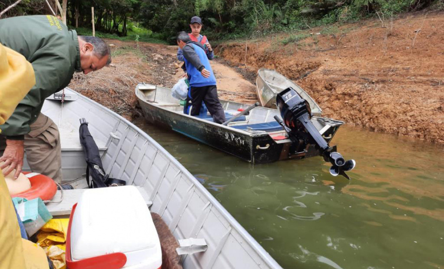 LEGENDA: Equipe do Instituto Água e Terra apreendeu mais de 250 metros de rede para pesca e identificou o parcelamento de terras em Áreas de Proteção Permanente na Represa do Capivari.