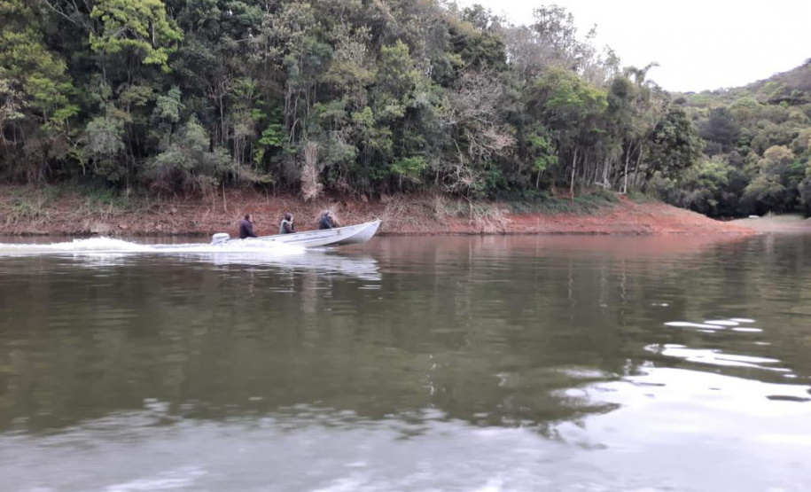 LEGENDA: Equipe do Instituto Água e Terra apreendeu mais de 250 metros de rede para pesca e identificou o parcelamento de terras em Áreas de Proteção Permanente na Represa do Capivari.
