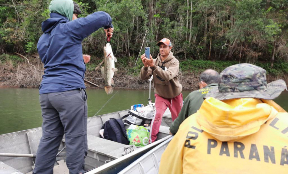 LEGENDA: Equipe do Instituto Água e Terra apreendeu mais de 250 metros de rede para pesca e identificou o parcelamento de terras em Áreas de Proteção Permanente na Represa do Capivari.