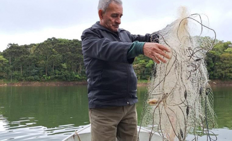 LEGENDA: Equipe do Instituto Água e Terra apreendeu mais de 250 metros de rede para pesca e identificou o parcelamento de terras em Áreas de Proteção Permanente na Represa do Capivari.