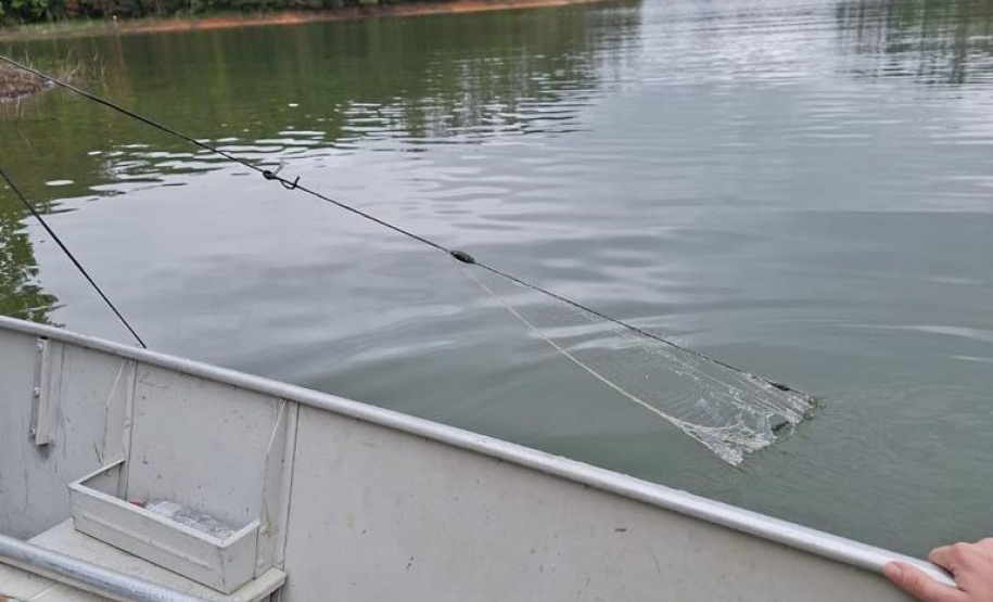 LEGENDA: Equipe do Instituto Água e Terra apreendeu mais de 250 metros de rede para pesca e identificou o parcelamento de terras em Áreas de Proteção Permanente na Represa do Capivari.