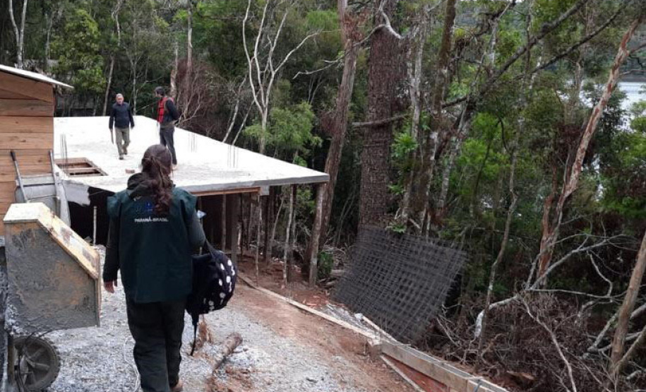 LEGENDA: Equipe do Instituto Água e Terra apreendeu mais de 250 metros de rede para pesca e identificou o parcelamento de terras em Áreas de Proteção Permanente na Represa do Capivari.