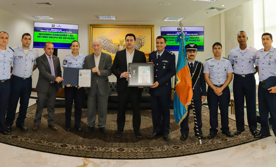 Curitiba, 24 de outubro de 2023 - O governador Carlos Massa Ratinho Jr., recebe em seu gabinete a visita de representantes do Cindacta II e concede Medalha de Honra da Casa Militar para oficiais.