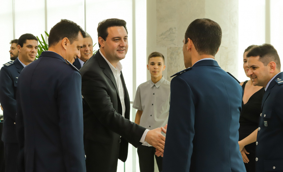 Curitiba, 24 de outubro de 2023 - O governador Carlos Massa Ratinho Jr., recebe em seu gabinete a visita de representantes do Cindacta II e concede Medalha de Honra da Casa Militar para oficiais.