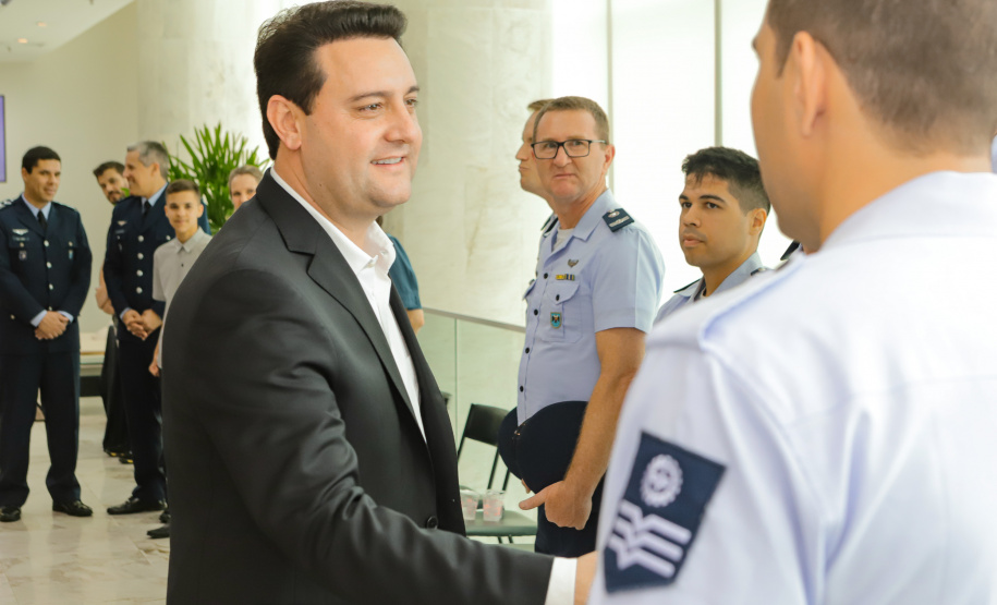 Curitiba, 24 de outubro de 2023 - O governador Carlos Massa Ratinho Jr., recebe em seu gabinete a visita de representantes do Cindacta II e concede Medalha de Honra da Casa Militar para oficiais.