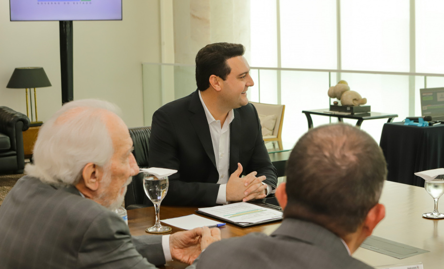 Curitiba, 24 de outubro de 2023 - O governador Carlos Massa Ratinho Jr., recebe em seu gabinete a visita de representantes do Cindacta II e concede Medalha de Honra da Casa Militar para oficiais.
