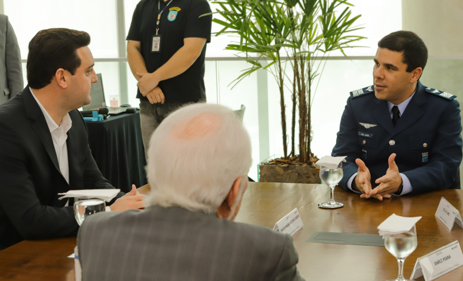 Curitiba, 24 de outubro de 2023 - O governador Carlos Massa Ratinho Jr., recebe em seu gabinete a visita de representantes do Cindacta II e concede Medalha de Honra da Casa Militar para oficiais.