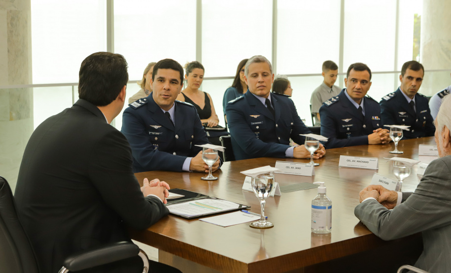 Curitiba, 24 de outubro de 2023 - O governador Carlos Massa Ratinho Jr., recebe em seu gabinete a visita de representantes do Cindacta II e concede Medalha de Honra da Casa Militar para oficiais.