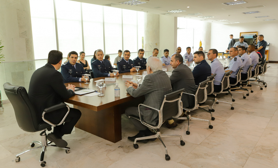 Curitiba, 24 de outubro de 2023 - O governador Carlos Massa Ratinho Jr., recebe em seu gabinete a visita de representantes do Cindacta II e concede Medalha de Honra da Casa Militar para oficiais.