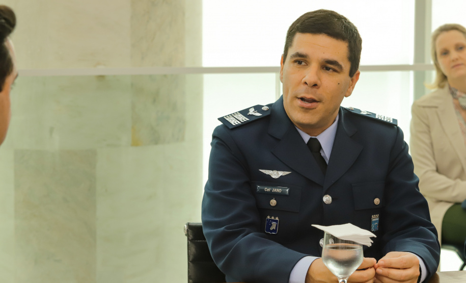 Curitiba, 24 de outubro de 2023 - O governador Carlos Massa Ratinho Jr., recebe em seu gabinete a visita de representantes do Cindacta II e concede Medalha de Honra da Casa Militar para oficiais.