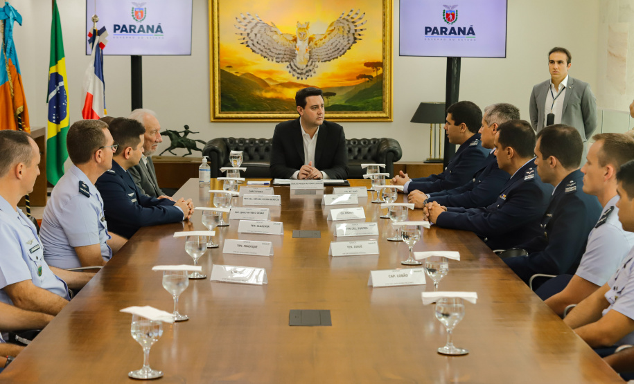 Curitiba, 24 de outubro de 2023 - O governador Carlos Massa Ratinho Jr., recebe em seu gabinete a visita de representantes do Cindacta II e concede Medalha de Honra da Casa Militar para oficiais.