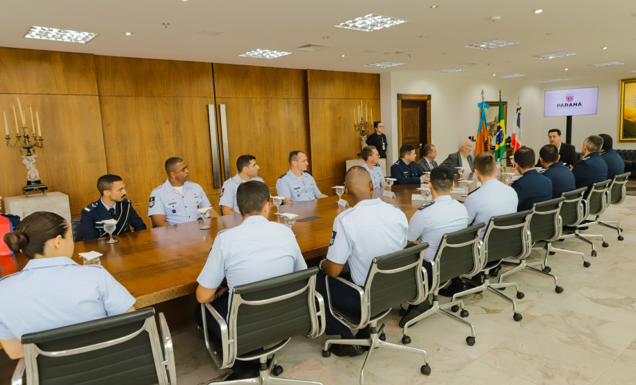 Curitiba, 24 de outubro de 2023 - O governador Carlos Massa Ratinho Jr., recebe em seu gabinete a visita de representantes do Cindacta II e concede Medalha de Honra da Casa Militar para oficiais.