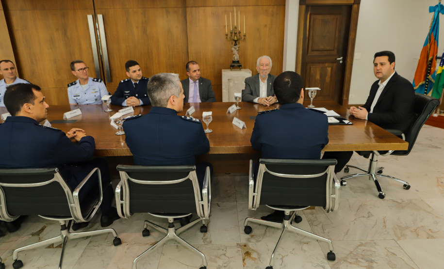 Curitiba, 24 de outubro de 2023 - O governador Carlos Massa Ratinho Jr., recebe em seu gabinete a visita de representantes do Cindacta II e concede Medalha de Honra da Casa Militar para oficiais.