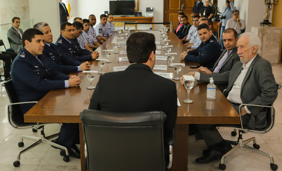 Curitiba, 24 de outubro de 2023 - O governador Carlos Massa Ratinho Jr., recebe em seu gabinete a visita de representantes do Cindacta II e concede Medalha de Honra da Casa Militar para oficiais.
