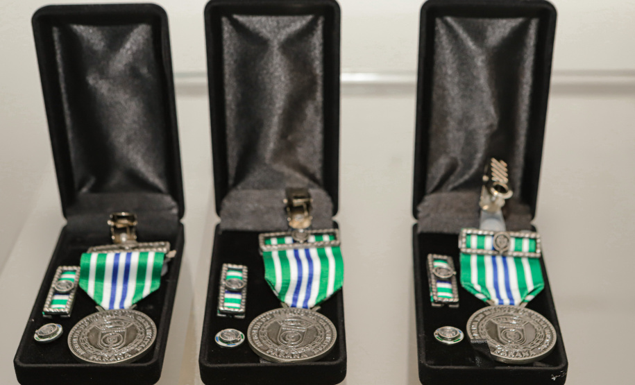 Curitiba, 24 de outubro de 2023 - O governador Carlos Massa Ratinho Jr., recebe em seu gabinete a visita de representantes do Cindacta II e concede Medalha de Honra da Casa Militar para oficiais.