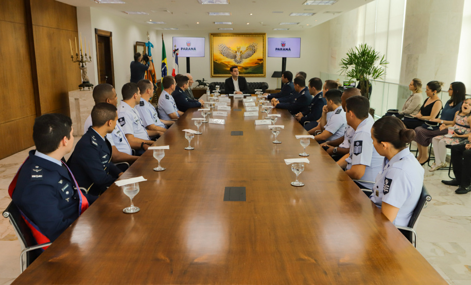 Curitiba, 24 de outubro de 2023 - O governador Carlos Massa Ratinho Jr., recebe em seu gabinete a visita de representantes do Cindacta II e concede Medalha de Honra da Casa Militar para oficiais.