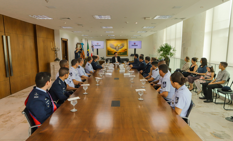Curitiba, 24 de outubro de 2023 - O governador Carlos Massa Ratinho Jr., recebe em seu gabinete a visita de representantes do Cindacta II e concede Medalha de Honra da Casa Militar para oficiais.