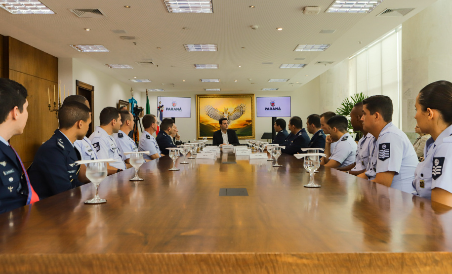 Curitiba, 24 de outubro de 2023 - O governador Carlos Massa Ratinho Jr., recebe em seu gabinete a visita de representantes do Cindacta II e concede Medalha de Honra da Casa Militar para oficiais.