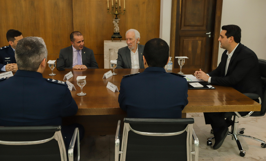 Curitiba, 24 de outubro de 2023 - O governador Carlos Massa Ratinho Jr., recebe em seu gabinete a visita de representantes do Cindacta II e concede Medalha de Honra da Casa Militar para oficiais.