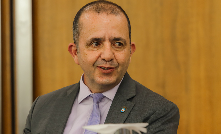 Curitiba, 24 de outubro de 2023 - O governador Carlos Massa Ratinho Jr., recebe em seu gabinete a visita de representantes do Cindacta II e concede Medalha de Honra da Casa Militar para oficiais.