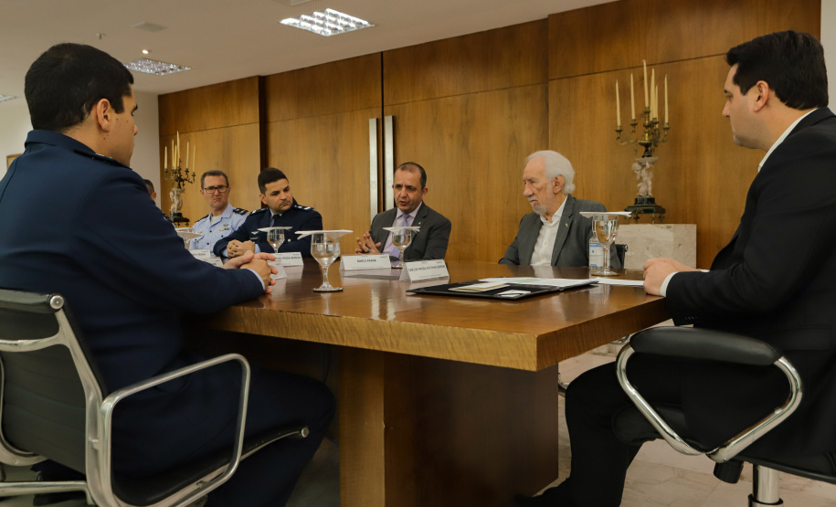 Curitiba, 24 de outubro de 2023 - O governador Carlos Massa Ratinho Jr., recebe em seu gabinete a visita de representantes do Cindacta II e concede Medalha de Honra da Casa Militar para oficiais.