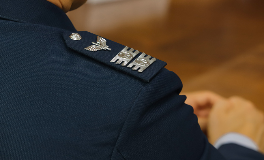 Curitiba, 24 de outubro de 2023 - O governador Carlos Massa Ratinho Jr., recebe em seu gabinete a visita de representantes do Cindacta II e concede Medalha de Honra da Casa Militar para oficiais.