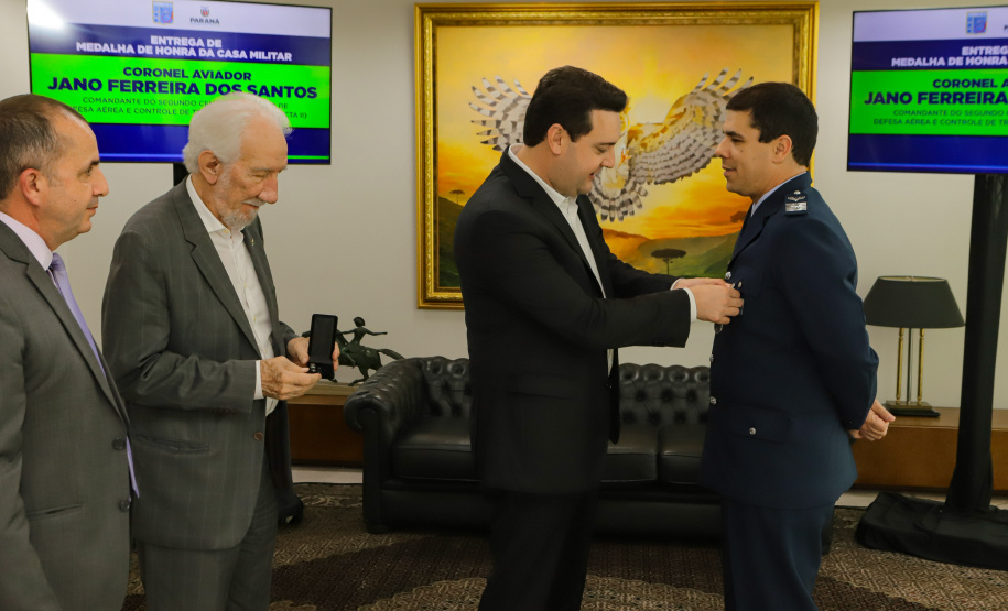 Curitiba, 24 de outubro de 2023 - O governador Carlos Massa Ratinho Jr., recebe em seu gabinete a visita de representantes do Cindacta II e concede Medalha de Honra da Casa Militar para oficiais.