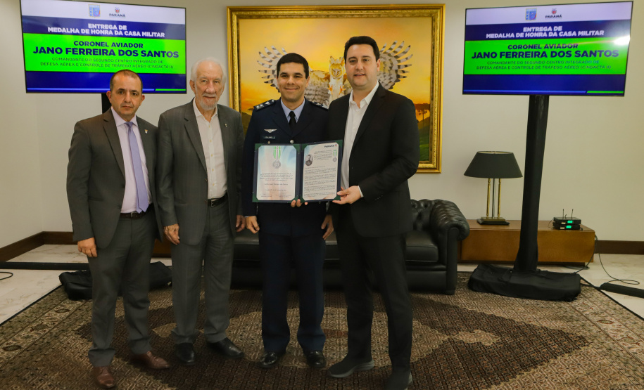 Curitiba, 24 de outubro de 2023 - O governador Carlos Massa Ratinho Jr., recebe em seu gabinete a visita de representantes do Cindacta II e concede Medalha de Honra da Casa Militar para oficiais.