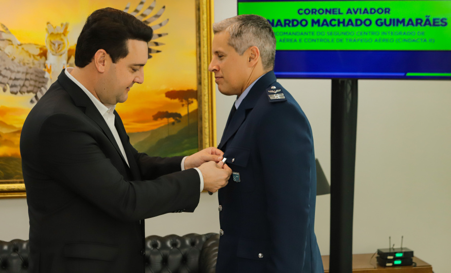 Curitiba, 24 de outubro de 2023 - O governador Carlos Massa Ratinho Jr., recebe em seu gabinete a visita de representantes do Cindacta II e concede Medalha de Honra da Casa Militar para oficiais.