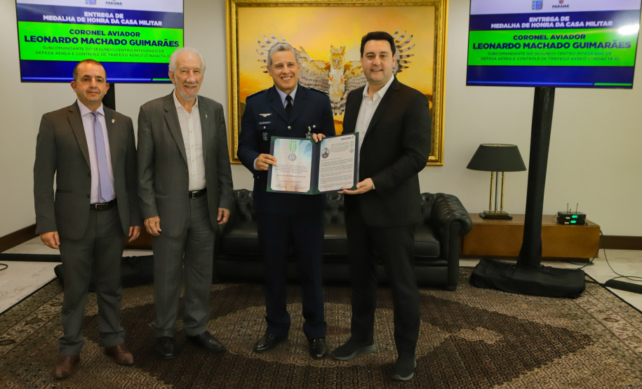 Curitiba, 24 de outubro de 2023 - O governador Carlos Massa Ratinho Jr., recebe em seu gabinete a visita de representantes do Cindacta II e concede Medalha de Honra da Casa Militar para oficiais.