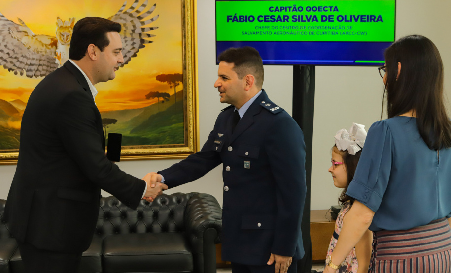 Curitiba, 24 de outubro de 2023 - O governador Carlos Massa Ratinho Jr., recebe em seu gabinete a visita de representantes do Cindacta II e concede Medalha de Honra da Casa Militar para oficiais.