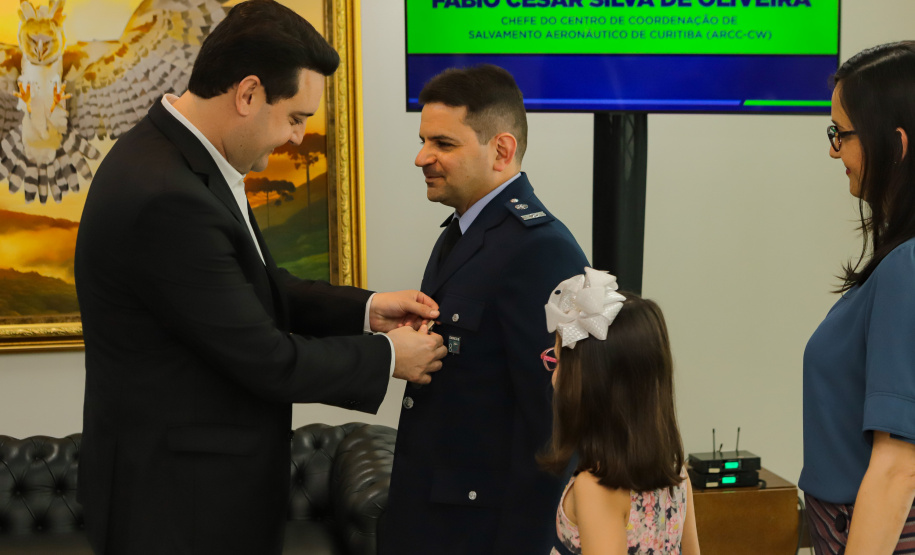 Curitiba, 24 de outubro de 2023 - O governador Carlos Massa Ratinho Jr., recebe em seu gabinete a visita de representantes do Cindacta II e concede Medalha de Honra da Casa Militar para oficiais.