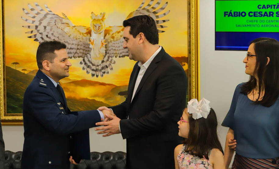 Curitiba, 24 de outubro de 2023 - O governador Carlos Massa Ratinho Jr., recebe em seu gabinete a visita de representantes do Cindacta II e concede Medalha de Honra da Casa Militar para oficiais.