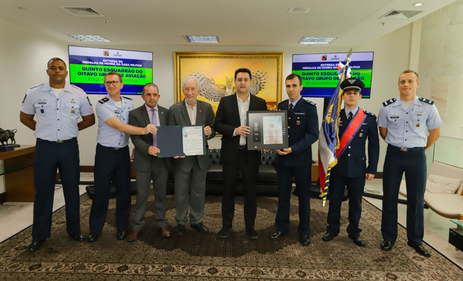 Curitiba, 24 de outubro de 2023 - O governador Carlos Massa Ratinho Jr., recebe em seu gabinete a visita de representantes do Cindacta II e concede Medalha de Honra da Casa Militar para oficiais.
