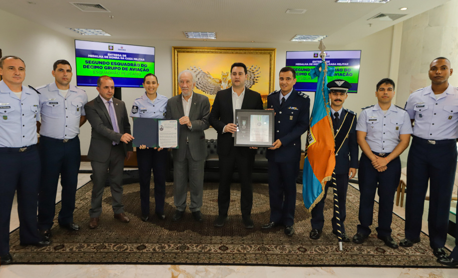 Curitiba, 24 de outubro de 2023 - O governador Carlos Massa Ratinho Jr., recebe em seu gabinete a visita de representantes do Cindacta II e concede Medalha de Honra da Casa Militar para oficiais.