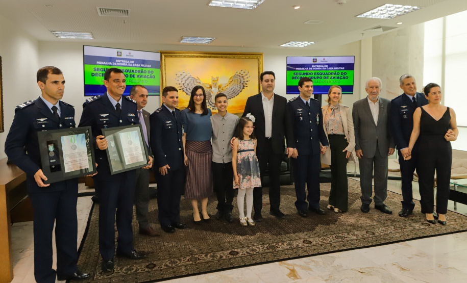 Curitiba, 24 de outubro de 2023 - O governador Carlos Massa Ratinho Jr., recebe em seu gabinete a visita de representantes do Cindacta II e concede Medalha de Honra da Casa Militar para oficiais.