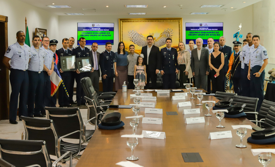 Curitiba, 24 de outubro de 2023 - O governador Carlos Massa Ratinho Jr., recebe em seu gabinete a visita de representantes do Cindacta II e concede Medalha de Honra da Casa Militar para oficiais.