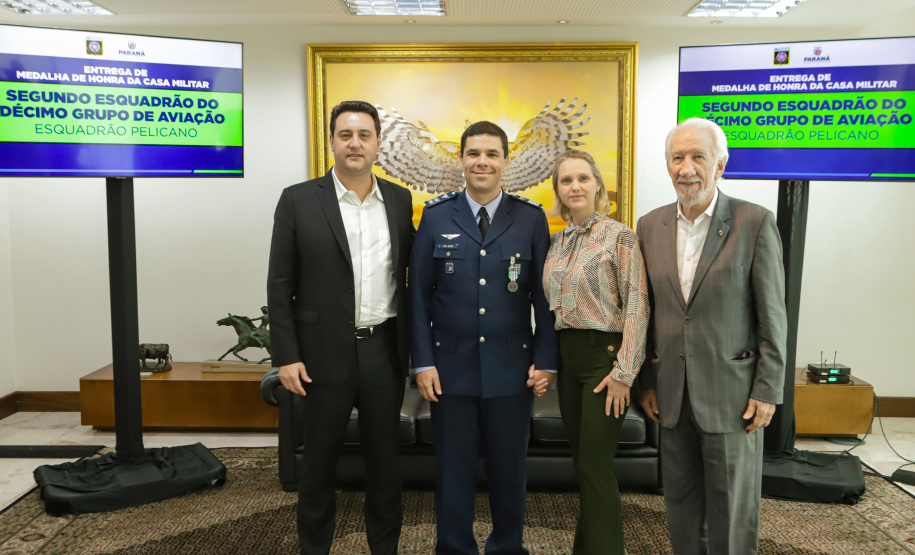 Curitiba, 24 de outubro de 2023 - O governador Carlos Massa Ratinho Jr., recebe em seu gabinete a visita de representantes do Cindacta II e concede Medalha de Honra da Casa Militar para oficiais.