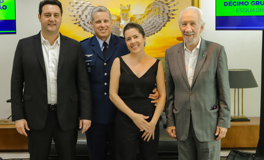 Curitiba, 24 de outubro de 2023 - O governador Carlos Massa Ratinho Jr., recebe em seu gabinete a visita de representantes do Cindacta II e concede Medalha de Honra da Casa Militar para oficiais.
