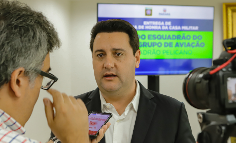 Curitiba, 24 de outubro de 2023 - O governador Carlos Massa Ratinho Jr., recebe em seu gabinete a visita de representantes do Cindacta II e concede Medalha de Honra da Casa Militar para oficiais.