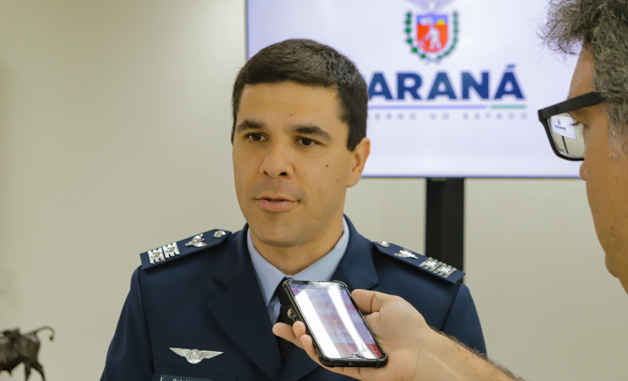 Curitiba, 24 de outubro de 2023 - O governador Carlos Massa Ratinho Jr., recebe em seu gabinete a visita de representantes do Cindacta II e concede Medalha de Honra da Casa Militar para oficiais.